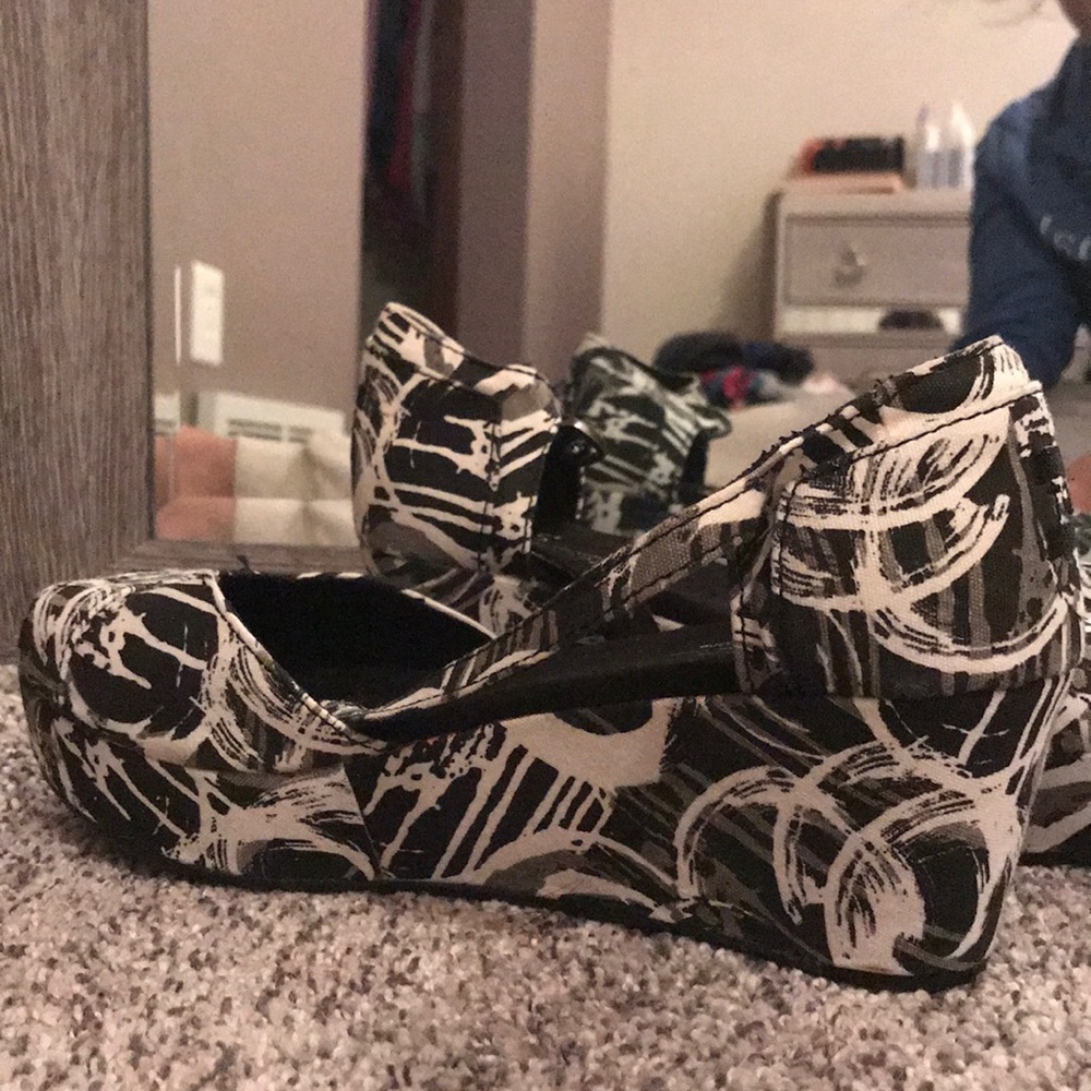Black and White Wedges